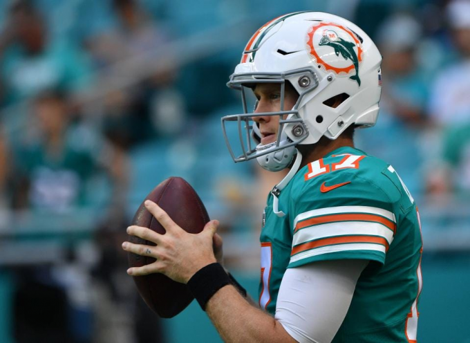 Tennessee Titans vs. Miami Dolphins at Nissan Stadium